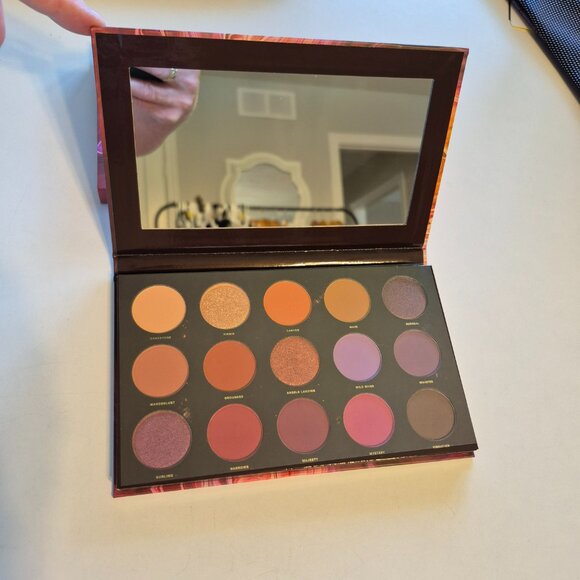 New Hipdot Zion Eyeshadow Palette and Acqua Di Parma Make Up Bag - Picture 4 of 8